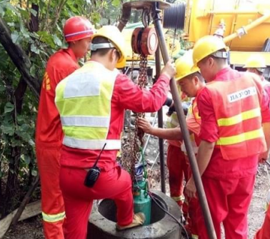 起重三腳架在清理化糞池工作中擔當了吊重角色