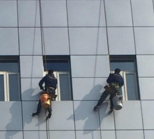 高層建筑外墻粉刷防墜器鎖止保障安全作業